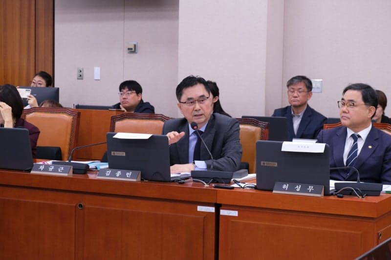김종민 "노무현 저격 멈추고 국민 삶과 미래 놓고 끝장 토론하자"