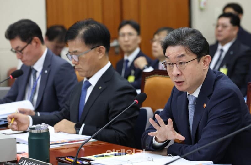 4개월 만에 두 배 상향된 대출 목표…이억원 "가계부채 높아 규제 불가피"