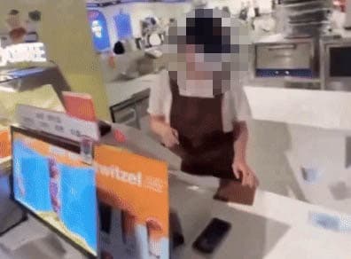 "가오 있게 계산하기"라며 카페 알바생에 지폐 던진 10대들 논란