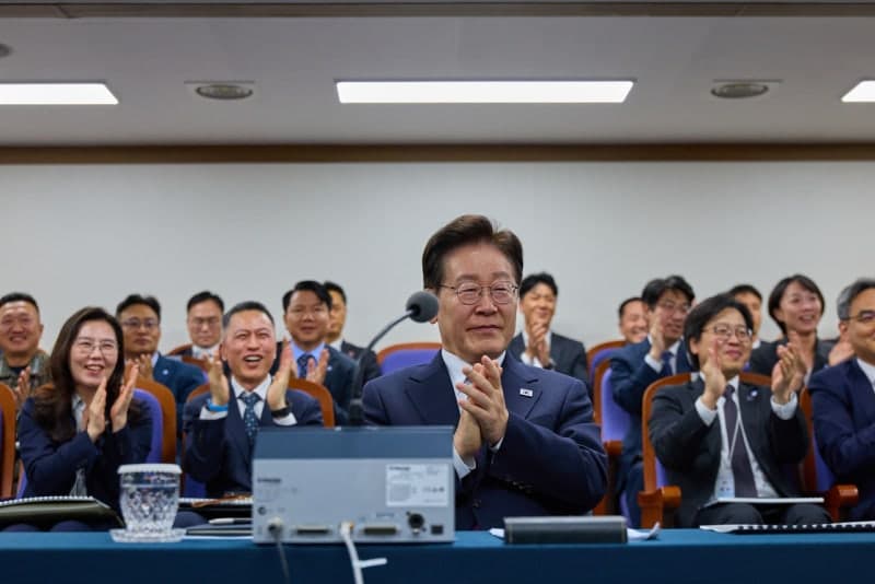 이재명 대통령 지지율 37% 최저치 유지…민주당 지지율도 정부 출범 후 최저