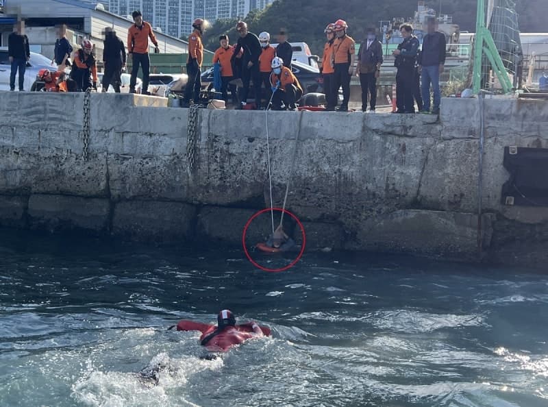 부산 영도서 휠체어 탄 70대 낚시객 바다 추락…해경 7분 만에 구조