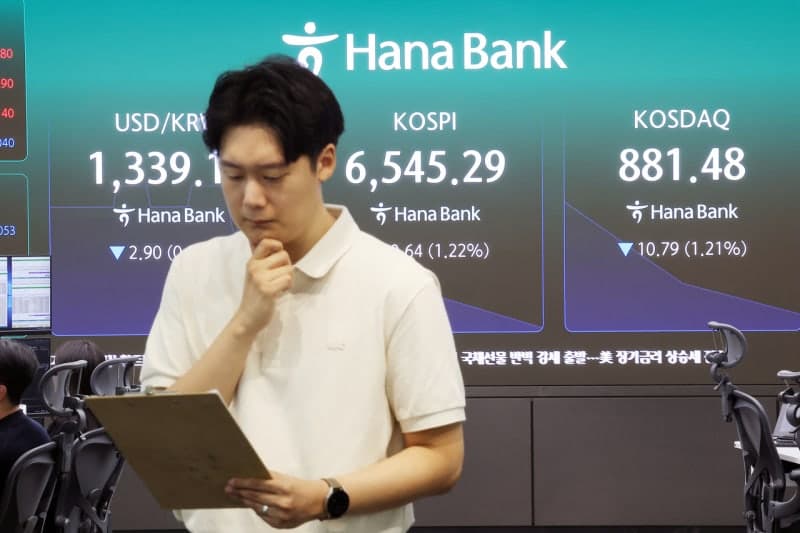 코스피, 외국인 매도세에 6550선 후퇴…반도체주 동반 약세