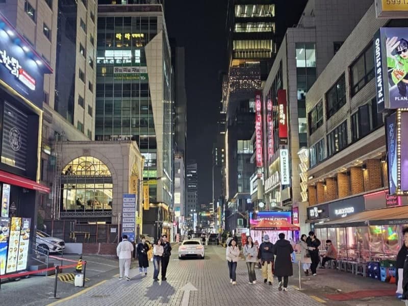강남 상권 매출 62% 책임지는 '메디컬'…의료관광 붐에 호텔까지 변신