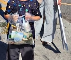 "쓰레기가 많길래"…고사리 손으로 거리 청소 나선 8살·6살 남매