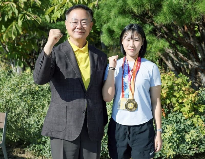 "여자도 특수부대 가게 해주세요"…13세 레슬링 유망주의 금빛 소망