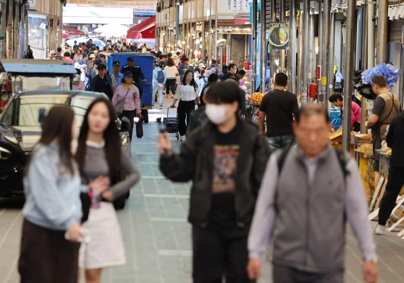 KDI "AI 수출·투자 호조로 경기 개선…가계 소비 회복은 여전히 더뎌"