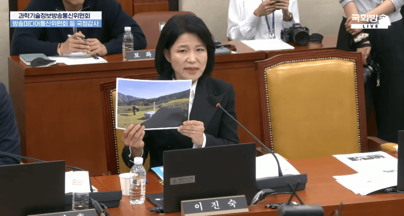 "이진숙 국감 참여·묘소 방문 논란" vs "패륜 정치"…과방위 여야 격돌