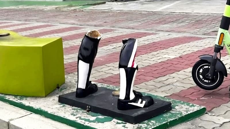 ‘해태 전설’ 김성한 선수 조형물, 무릎 위 통째로 파손돼 또 수난