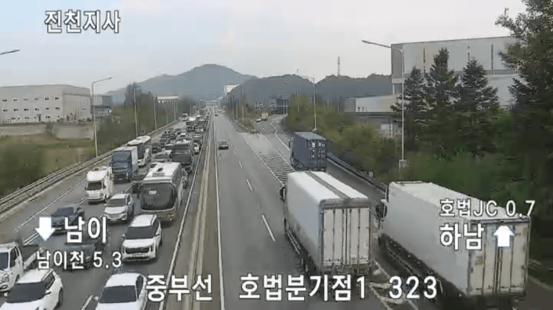 중부고속도로서 차량 6대 연쇄 추돌 및 승용차 전복 사고 발생