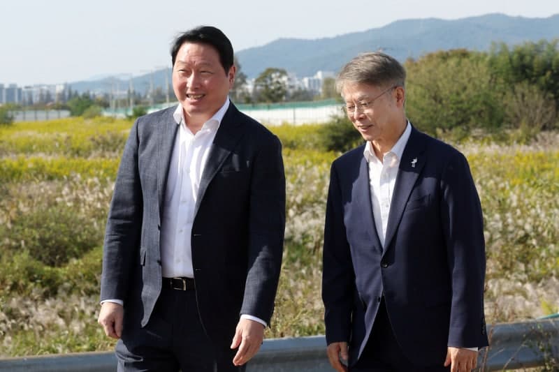 최태원 SK 회장 호남 반도체 부지 첫 방문에 관련주 급등