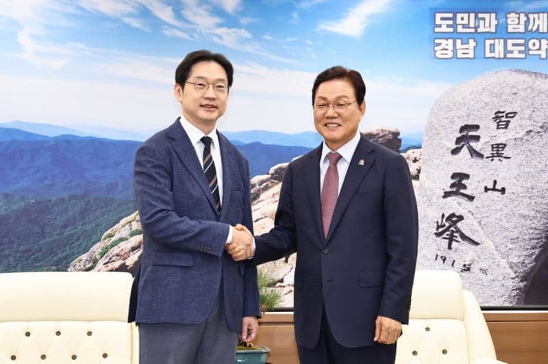 박완수 경남지사·김경수 정무특보 첫 회동, 경남 주요 현안 해결 위해 맞손