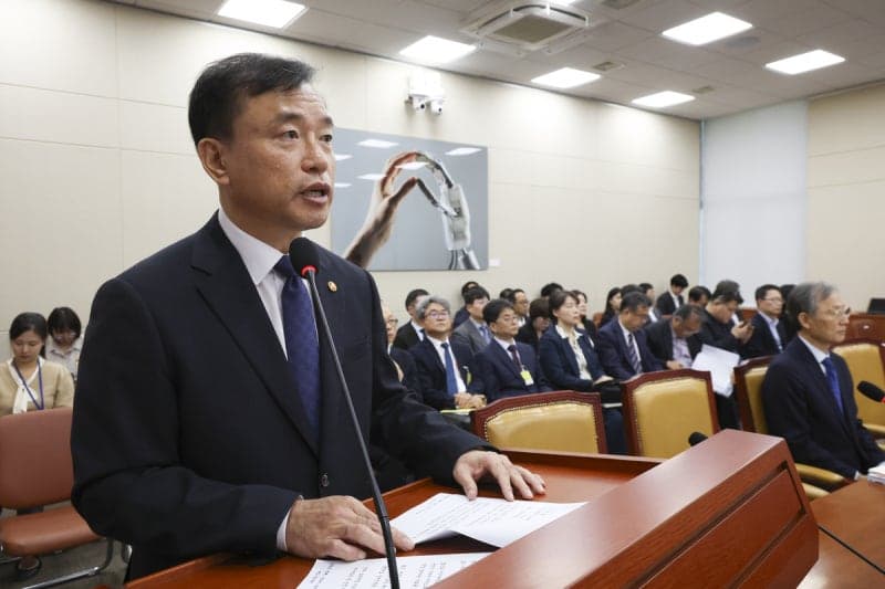 청소년 AI 챗봇 과몰입 심각…위험 질문 절반 이상 답변받아