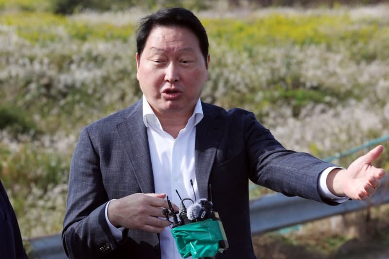 최태원 '호남 반도체 팹' 속도전 강조…투자 철회설 진화에 관련주 급등