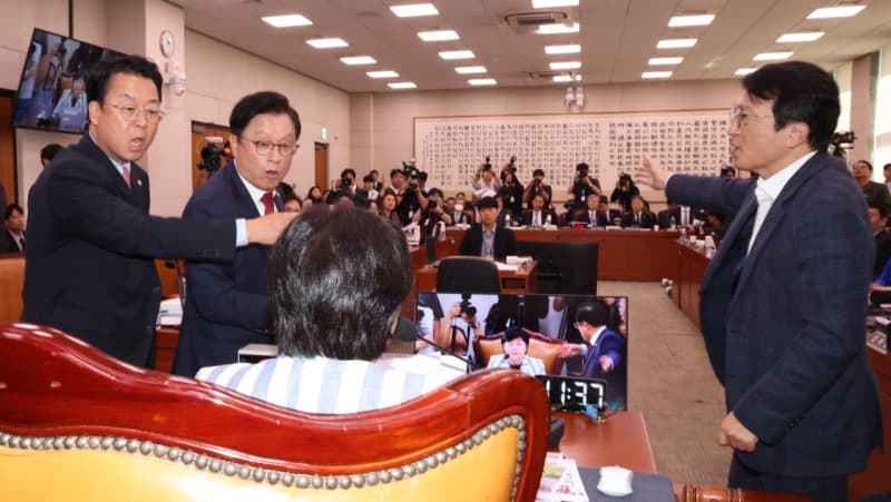 헌재 국감장 덮친 '대통령 골프' 논란, 여야 고성 오가며 아수라장