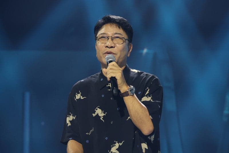'K팝 대부' 이수만, 3년 만의 화려한 복귀…신인 그룹 동시 출격