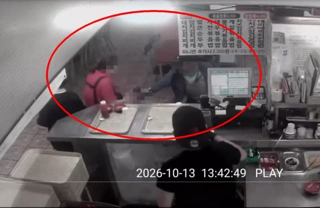 인천 상업시설 흉기 난동 막아선 20대 직장인…의자 던져 제압