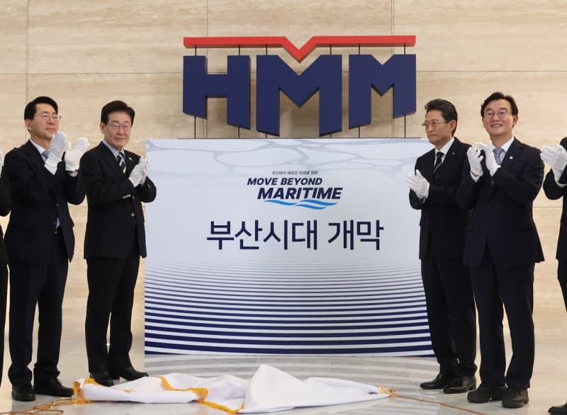 이재명 대통령, 부산 이전 HMM 현판식 참석…'부캉이' 친수공원서 시민 소통