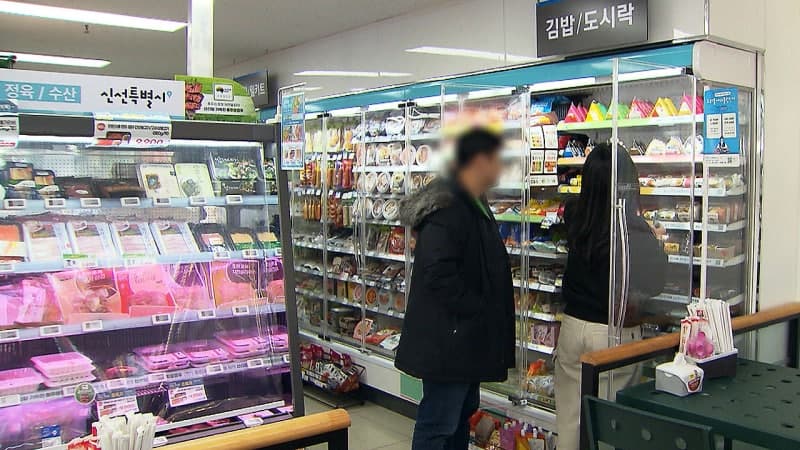 편의점 절도 들키자 업주 폭행하고 경찰에 침 뱉은 30대, 징역형 집행유예