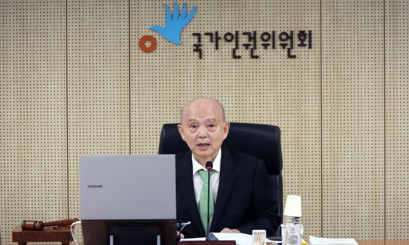 인권위, ‘尹 방어권 보장’ 권고 사과했지만…안창호 위원장 기권에 사퇴 요구 확산