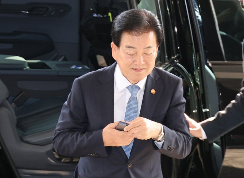 정동영 통일부 장관, 한미동맹 균열설 일축하며 야권 경질론에 색깔론 맞불