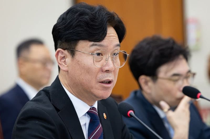 김영훈 노동장관 "정년연장 연내 처리돼야…결단 시 정부안 제시"