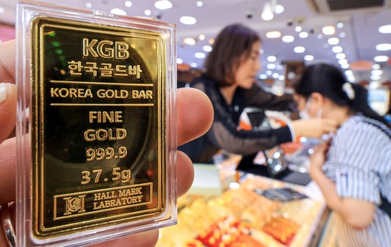 고점 대비 33% 떨어진 금값… 저점 매수 몰리며 골드바 판매 급증