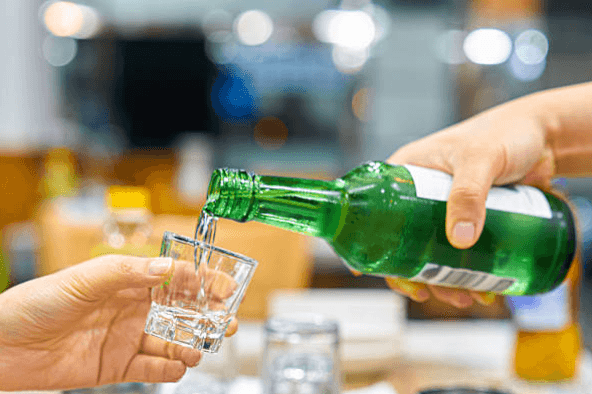 소주 6000원 시대, 호프집 2만 개 붕괴…술자리 문화가 바뀌었다