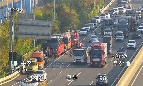 함안 남해고속도로서 25t 덤프트럭이 통근버스 추돌해 12명 부상