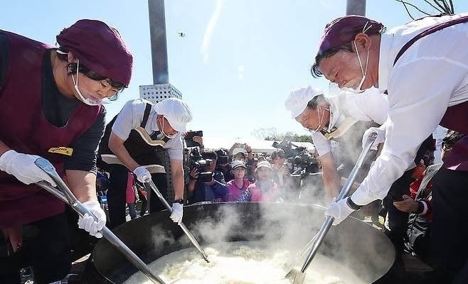 가마솥밥부터 드론쇼까지…제25회 이천쌀문화축제 복하천서 화려한 개막