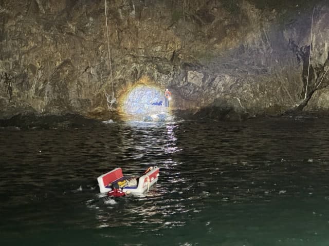 거제 쌍근항 갯바위서 야간 낚시하던 40대, 로프 끊어져 추락 후 해경에 구조