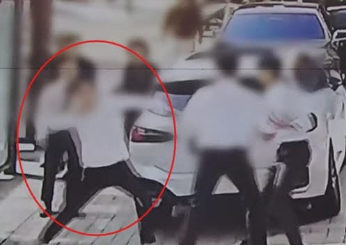 허리띠 풀고 직원 폭행한 화장품업체 임원, 보복협박 혐의로 체포