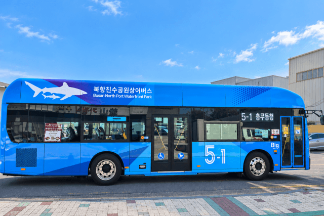 부산 북항 명물 흑상어 '부캉이' 테마 시내버스 달린다