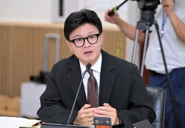 ‘DMZ 지뢰, 불의의 사고 아냐’ 강경화 발언 논란…대사관 해명 속 靑 외압 공방