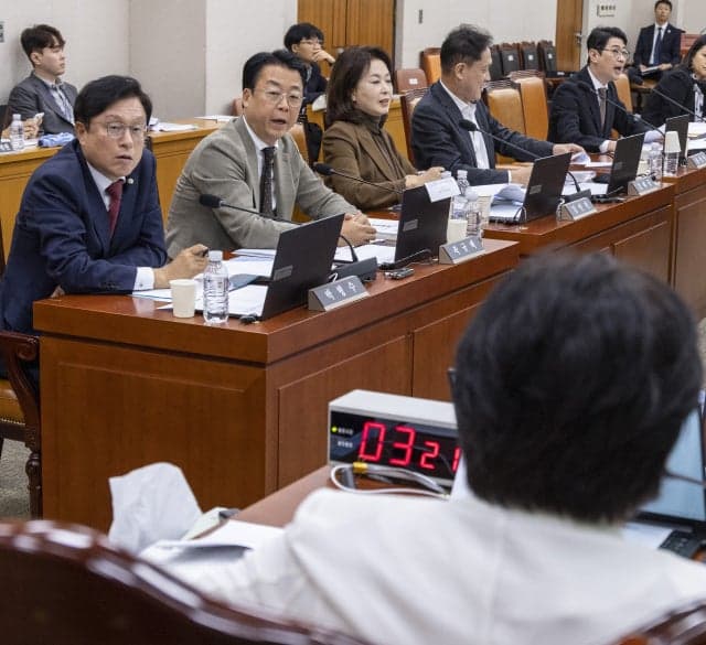 윤석열 전 대통령 부부 영치금 21억 논란에 여야 '부러우면 가보라' 설전