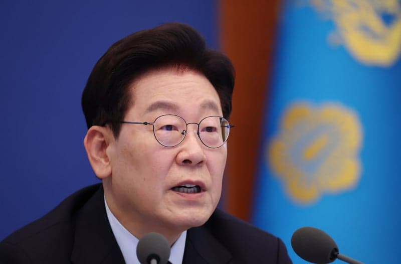이재명 대통령 "단순 생계 지원 벗어나 부의 재분배 가능한 일자리 고민하라"