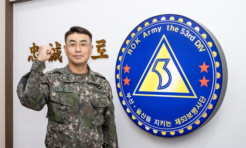 휴가 중 식당서 쓰러진 80대 노인 구한 육군 중령 부부의 선행