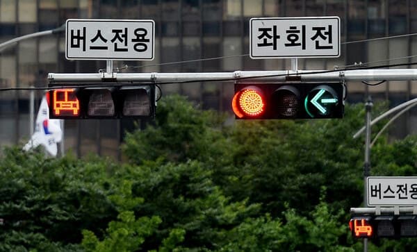 좌회전 신호 대기 중에도 깜빡이 필수…방향지시등 연말까지 집중 단속