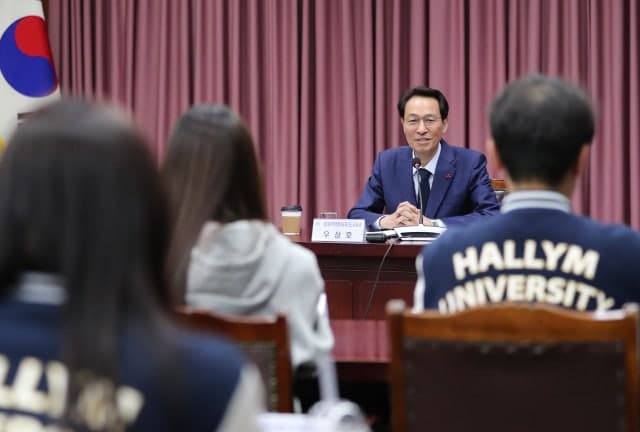 우상호 강원지사, 민선 9기 100일 기념 대학생 기자단과 청년 정책 논의