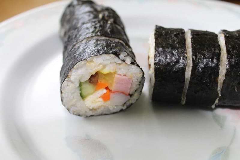 편의점 김밥 한 줄에 나트륨 최대 70%…컵라면과 먹으면 하루 권장량 초과
