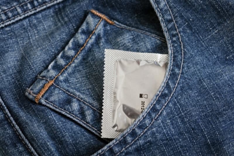 "콘돔 불량품 유통 의무화"…홍콩 부동산 재벌의 황당한 저출생 대책 논란