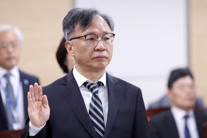 홍승권 심평원장, 해외출장·관용차 유용 의혹에 국감서 사퇴 요구 직면