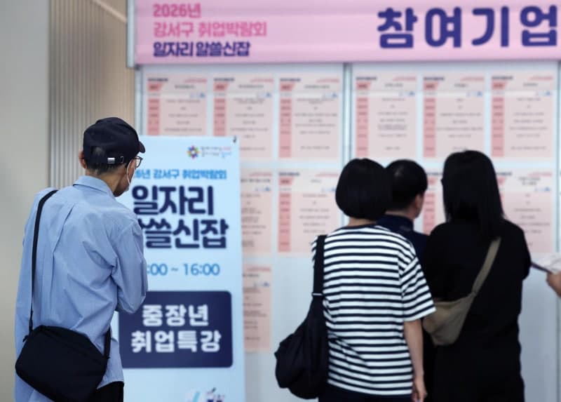 제조업 취업자 27개월 만에 반등… 청년·내수 고용 한파는 지속