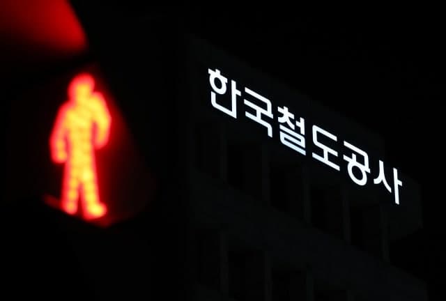 부산행 KTX 하부 패널 파손으로 운행 중단, 승객 300명 환승
