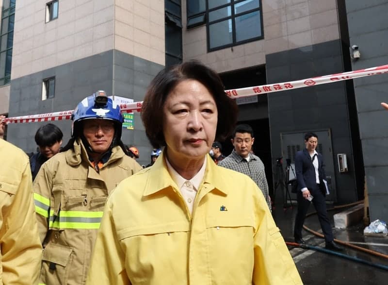 소방 재정 빨대 논란 사흘 만에…추미애, 소방관 5명 다친 화재 현장 방문