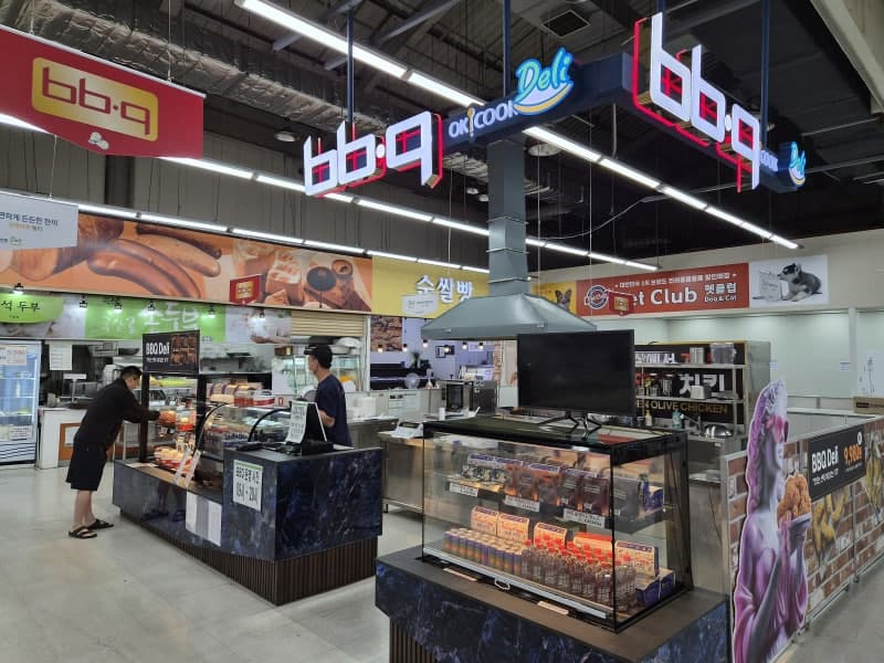 "장 보면서 치킨 산다" BBQ, 농협하나로마트 델리 코너 진출