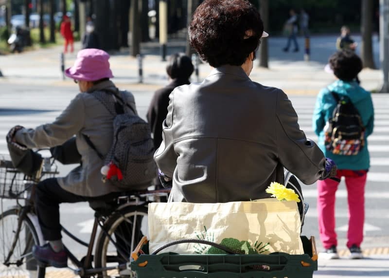 낮 최고 26도 평년 웃도는 포근함…일요일엔 전국 강한 비