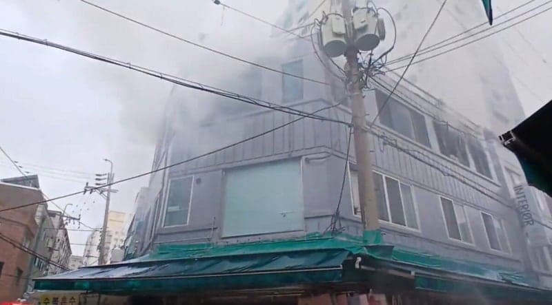 인천 부평시장 인근 3층 상가 화재…인명피해 없이 38분 만에 진화