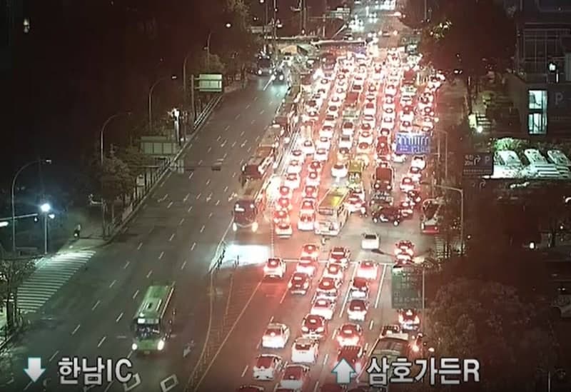 신세계백화점 강남점 주차장 마비…“5시간째 갇혀 지옥 같아”