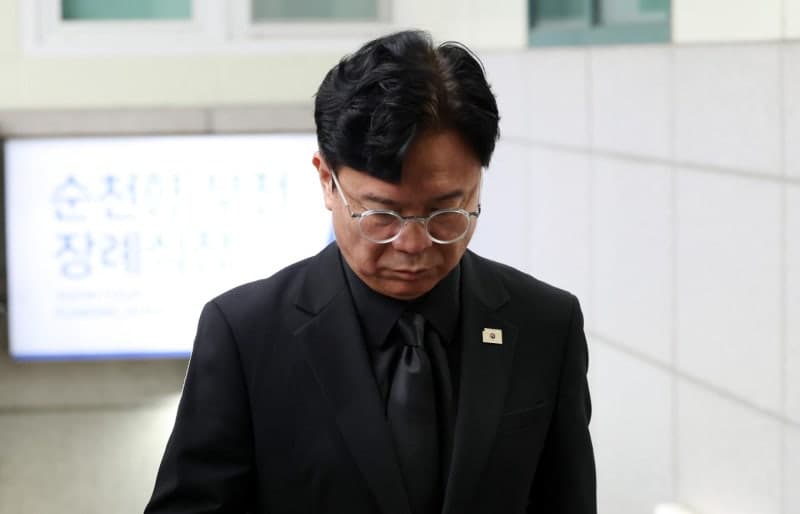 김영훈 노동장관 "나라가 소방관 못 지켰다"…부천 화재 순직 소방관 조문