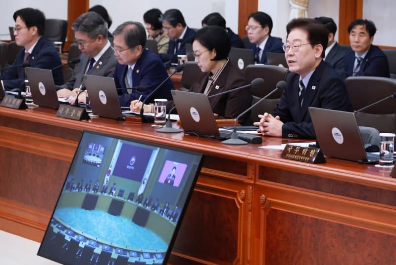 이재명 대통령 "'국무회의 공개라 말 못 한다'는 거짓말…생중계 유지"